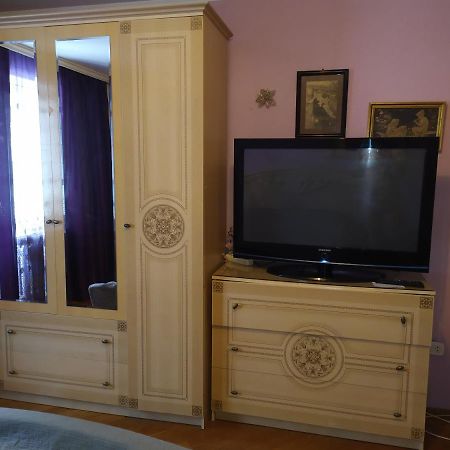 Затишні Апартаменти В Центрі Riwne Exterior foto
