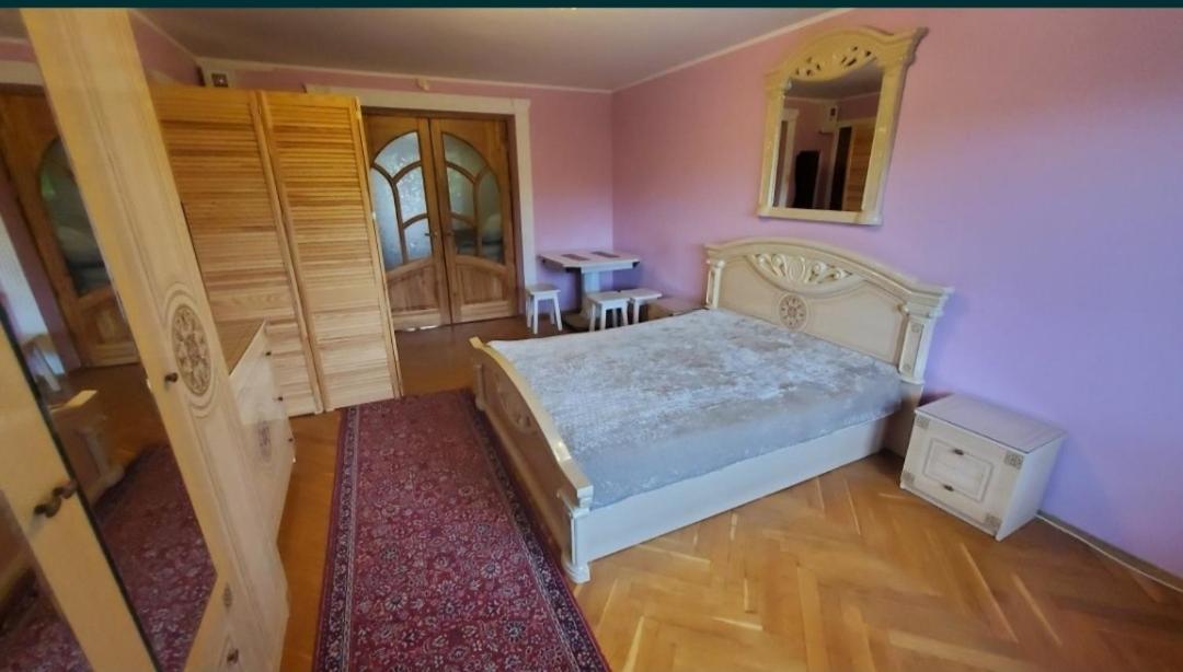 Затишні Апартаменти В Центрі Riwne Exterior foto